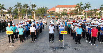 1.400 cán bộ, công chức, viên chức huyện Phú Tân tham gia “Ngày Chạy Olympic vì sức khỏe toàn dân”