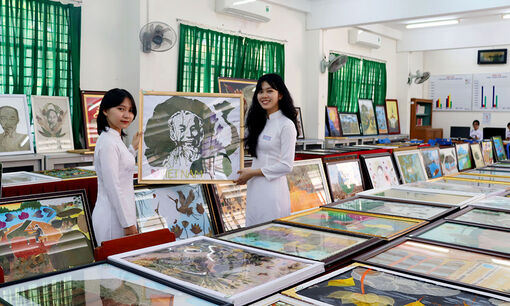 Học sinh đam mê làm tranh lá