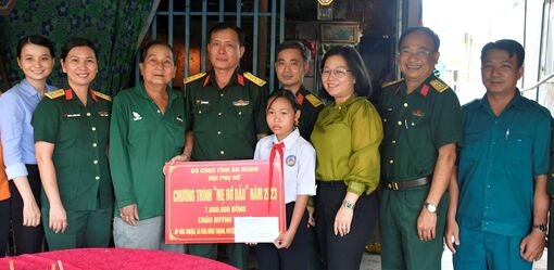 Tiếp tục trao tặng kinh phí theo Chương trình “Mẹ đỡ đầu”