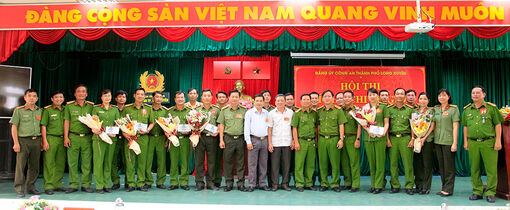 Trao giải Hội thi Bí thư Chi bộ giỏi Đảng ủy Công an Long Xuyên