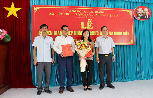 Chuyển giao Chi bộ Trung tâm Giáo dục Thường xuyên và đảng viên về Đảng bộ Sở Giáo dục và Đào tạo An Giang