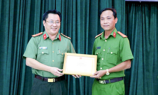 Giám đốc Công an An Giang trao khen thưởng đột xuất công an 2 phường Bình Đức và Mỹ Xuyên
