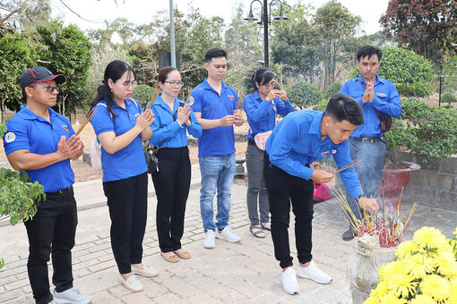 Tuổi trẻ Công ty Cổ phần Môi trường đô thị An Giang du khảo về vùng đất thiêng Tổ quốc