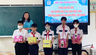 309 trẻ em tỉnh An Giang, thuộc Dự án Enhance được hỗ trợ quà và học phẩm