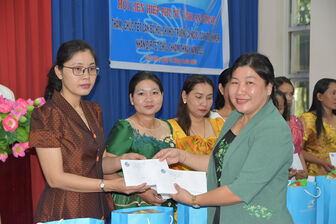 Tặng quà cán bộ, hội viên phụ nữ Khmer dịp Tết cổ truyền Chol Chnam Thmay năm 2023