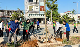 Thành đoàn Long Xuyên ra quân trồng cây “Vì một Việt Nam xanh”