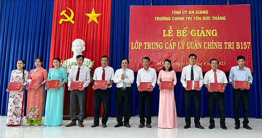 Trường Chính trị Tôn Đức Thắng bế giảng lớp Trung cấp lý luận chính trị B157