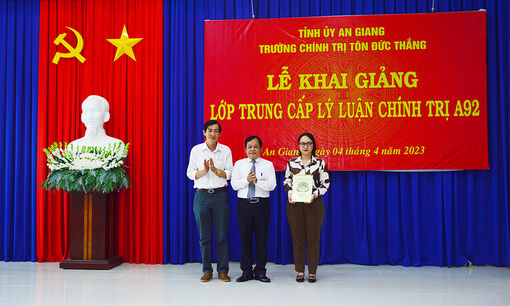 Trường Chính trị Tôn Đức Thắng khai giảng lớp Trung cấp lý luận chính trị A92