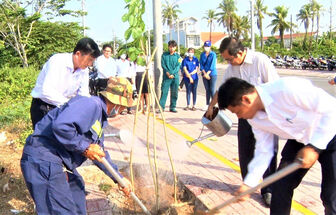Ra quân trồng cây “Vì một Việt Nam xanh” trên địa bàn TP. Châu Đốc