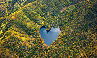 Toyoni được mệnh danh là "hồ nước lãng mạn nhất" xứ sở Phù Tang nhờ hình dáng trái tim tuyệt đẹp và nằm lọt thỏm giữa cánh rừng xanh mướt.