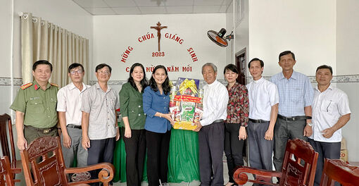 Bí thư Thành ủy, Chủ tịch UBND TP. Long Xuyên Đặng Thị Hoa Rây thăm, chúc mừng lễ Phục sinh năm 2023