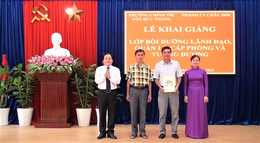 Khai giảng lớp bồi dưỡng lãnh đạo, quản lý cấp phòng và tương đương tại TP. Châu Đốc