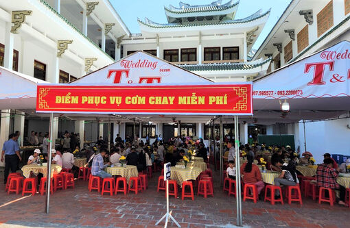 Miếu Bà Chúa Xứ núi Sam đãi 2.000 suất cơm chay miễn phí dịp rằm tháng 2