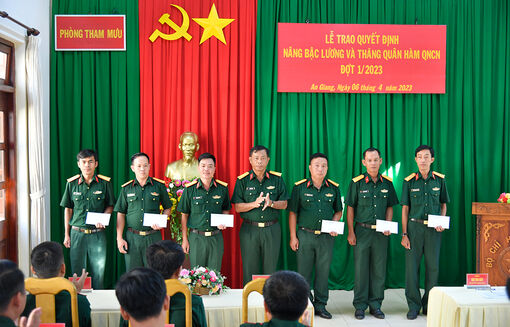 An Giang: Trao quyết định thăng quân hàm, nâng lương quân nhân chuyên nghiệp