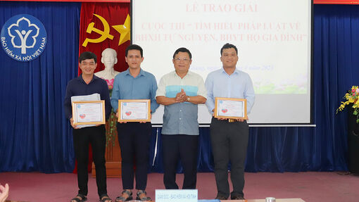 Trao giải Cuộc thi trực tuyến “Tìm hiểu pháp luật về BHXH tự nguyện, BHYT hộ gia đình”