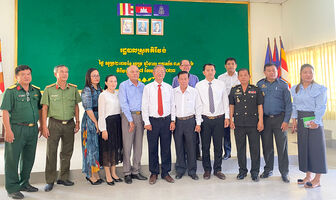 Lãnh đạo huyện Tri Tôn chúc Tết Chol Chnam Thmay huyện Kirivong