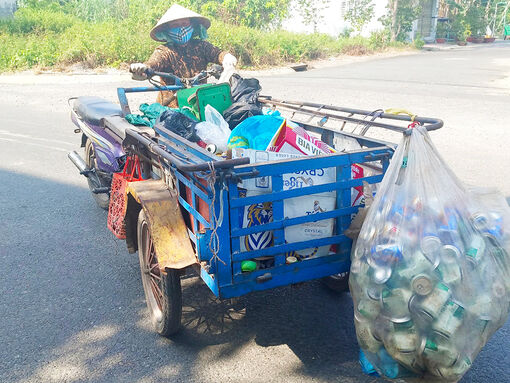 Vất vả mưu sinh dưới trời nắng nóng