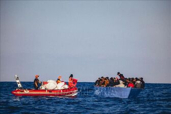 Thuyền chở 400 người di cư trôi giạt giữa Hy Lạp và Malta