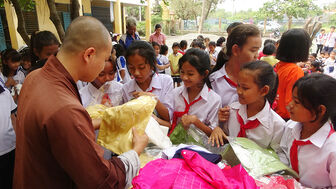 150 trẻ em Khmer vui Ngày hội áo mới mừng Tết cổ truyền Chol Chnam Thmay