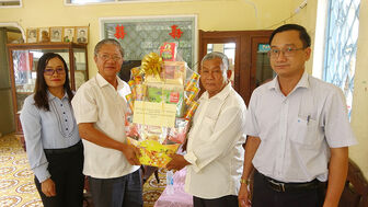 Bí thư Huyện ủy, Chủ tịch UBND huyện Tri Tôn Cao Quang Liêm chúc Tết cổ truyền Chol Chnam Thmay cán bộ hưu trí người Khmer