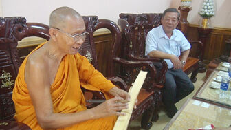 Hòa thượng Chau Ty giới thiệu báu vật nhân dịp Tết cổ truyền Chol Chnam Thmay