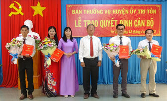 7 cán bộ huyện Tri Tôn nhận nhiệm vụ mới