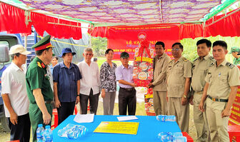 Đoàn công tác TP. Châu Đốc thăm, chúc mừng huyện Bray Chulsa nhân dịp Tết Chol Chnam Thmay