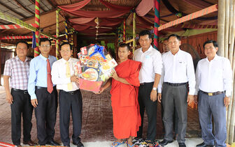 Phó Chủ tịch HĐND tỉnh An Giang Đỗ Tấn Kiết thăm, chúc Tết cổ truyền Chol Chnam Thmay huyện Tri Tôn