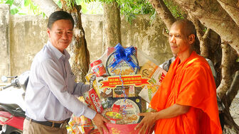 Phó Chủ tịch UBND huyện Tri Tôn Trần Minh Giang chúc Tết 4 chùa Khmer