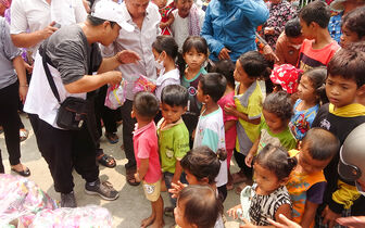 Thêm 250 phần quà giúp phụ nữ, trẻ em dân tộc thiểu số Khmer vui Tết Chol Chnam Thmay