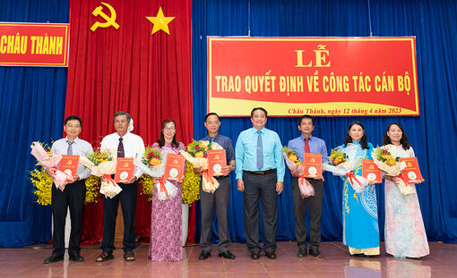 Ban Thường vụ Huyện ủy Châu Thành trao quyết định công tác cán bộ
