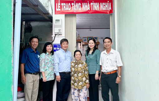 Trao nhà Tình nghĩa cho Mẹ Việt Nam Anh hùng ở phường Mỹ Long