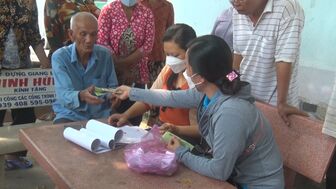 Cấp tiền hỗ trợ Tết Chol Chnam Thmay cho 3.585 hộ Khmer huyện Tri Tôn