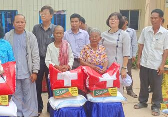 Tặng 200 phần quà cho hộ nghèo tại Campuchia
