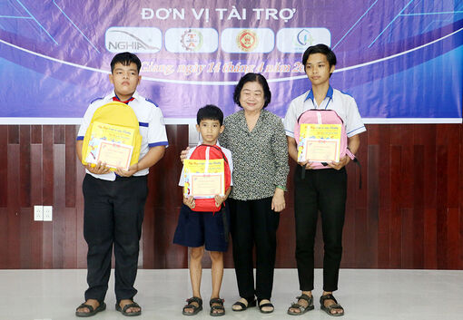 Trao 50 suất Học bổng Vừ A Dính cho học sinh Tịnh Biên