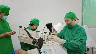 Phẫu thuật mắt miễn phí cho người cao tuổi ở Thoại Sơn