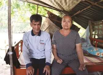 Người phụ nữ Khmer bị ung thư và đôi vợ chồng già nghèo khổ