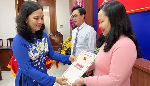 Thành ủy Long Xuyên trao quyết định cán bộ