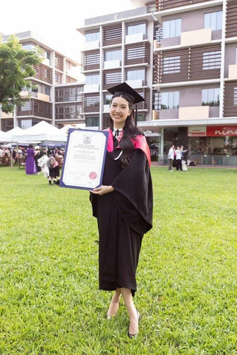 Á hậu Thúy Vân rạng rỡ trong ngày tốt nghiệp đại học