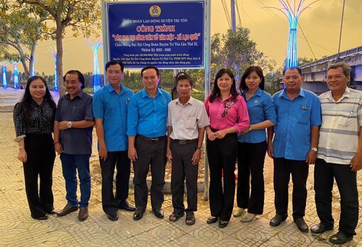 Liên đoàn Lao động huyện Tri Tôn bàn giao công trình đèn hoa công viên Võ Văn Kiệt tại xã Lạc Quới