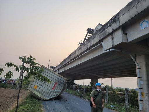 Long An: Container va vào thành đường cao tốc, thùng xe rớt từ độ cao 15m xuống đường dân sinh