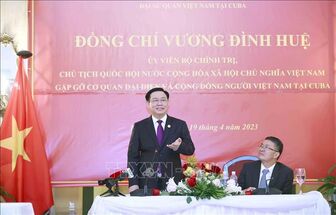 Chủ tịch Quốc hội Vương Đình Huệ gặp mặt đại diện Cộng đồng người Việt Nam tại Cuba