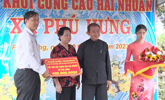 Nhà hảo tâm ủng hộ 750 triệu đồng xây dựng cầu nông thôn tại xã Phú Hưng
