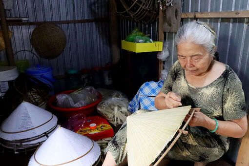 Lưu giữ nghề chằm nón lá Hội An