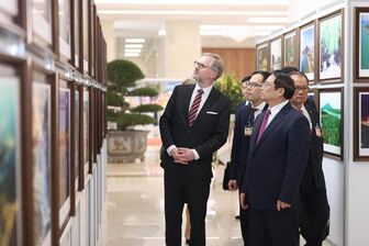 Thủ tướng Phạm Minh Chính và Thủ tướng Séc tham quan trưng bày ảnh của TTXVN