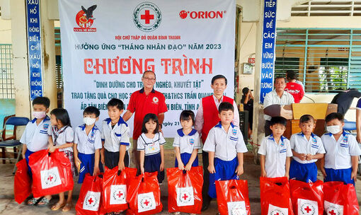 Chương trình “Dinh dưỡng cho trẻ em nghèo, khuyết tật” và tặng quà cho học sinh ở xã An Nông