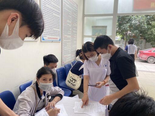 Dịch COVID-19 ‘nóng’ lên, người dân Hà Nội xếp hàng đi tiêm vaccine