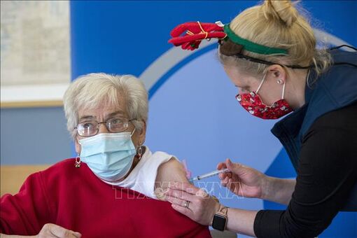 Mỹ khuyến khích người dân tiêm mũi bổ sung vaccine ngừa COVID-19 thể lưỡng trị