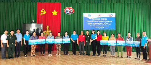 Trao vốn thực hiện mô hình sinh kế cho hội viên phụ nữ xã Phú Hội