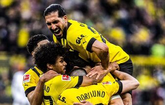 Dortmund chiếm ngôi đầu Bundesliga từ tay Bayern sau màn 'hủy diệt'